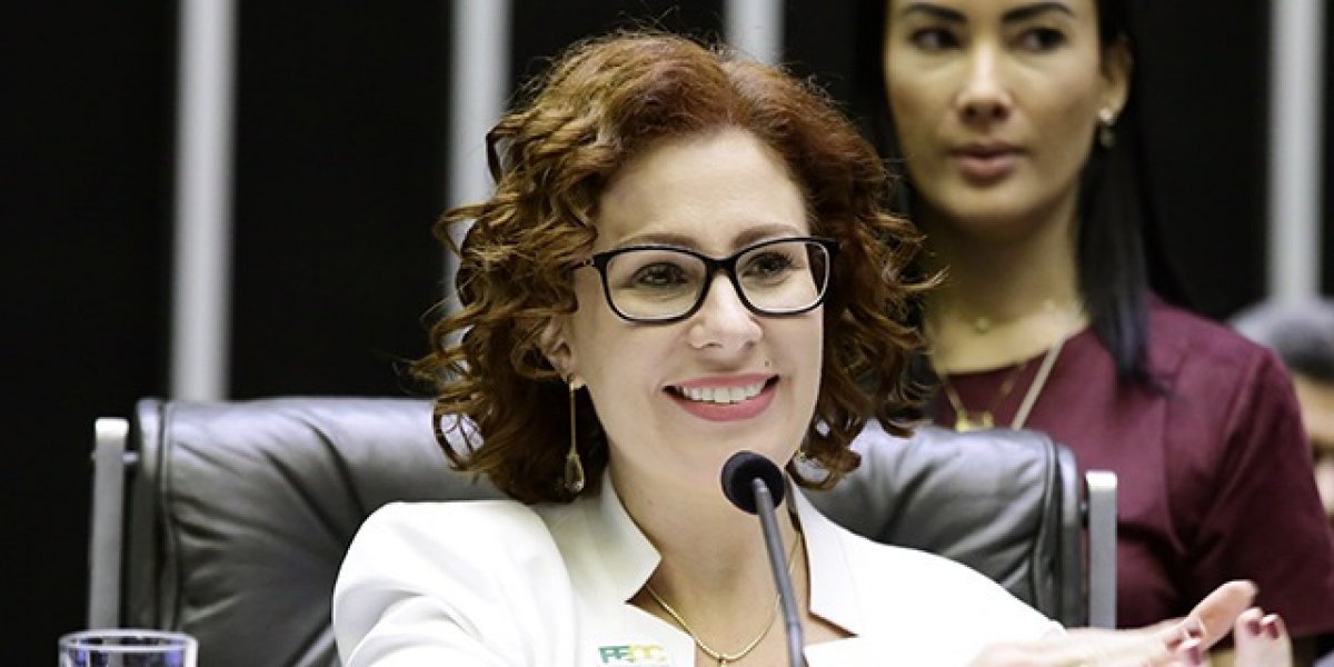 Condenada pelo STF, Carla Zambelli deixa o Brasil e viaja para Europa