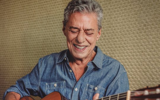 Chico Buarque passa por procedimento cirúrgico no crânio