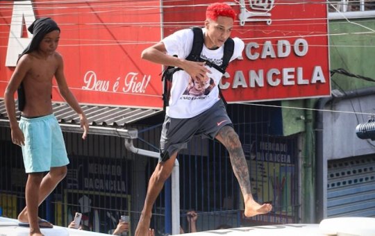 Aguardando pela saída de MC Poze, Oruam causa tumulto ao subir em ônibus 
