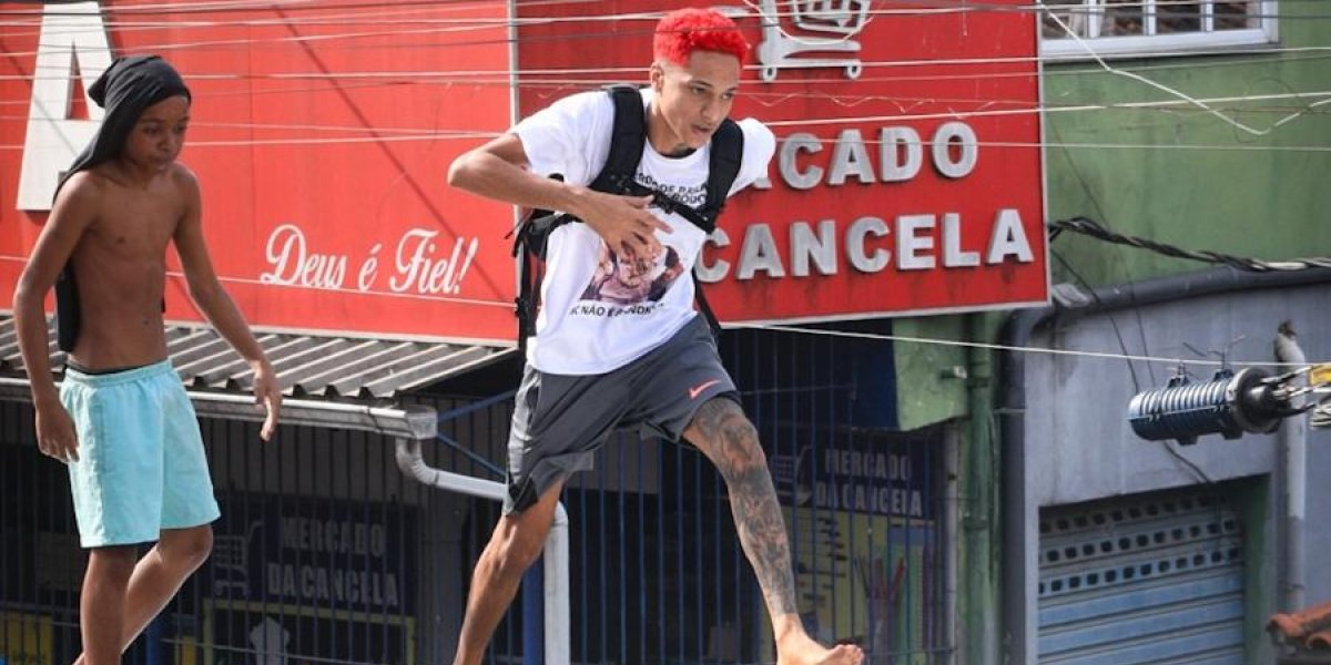 Cantor Oruam em cima de um ônibus nas proximidades do presídio Bangu 3