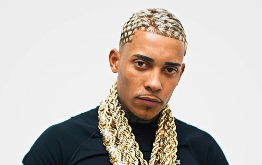 MC Poze deixa presídio de Bangu ao lado da esposa Viviane Noronha