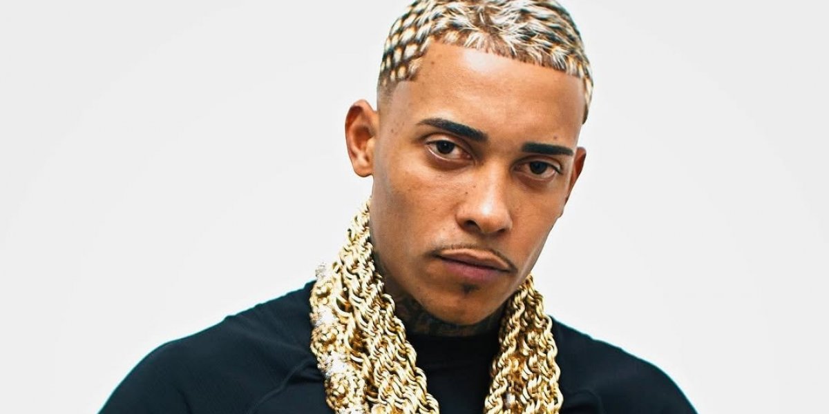 MC Poze deixa presídio de Bangu ao lado da esposa Viviane Noronha