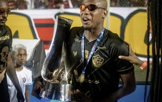 Ex-Vitória provoca torcida de novo clube após ser expulso em jogo da Série C