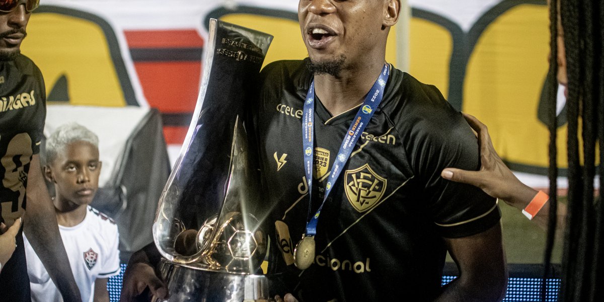 Foto do volante com a taça da Série B conquistada pelo Leão