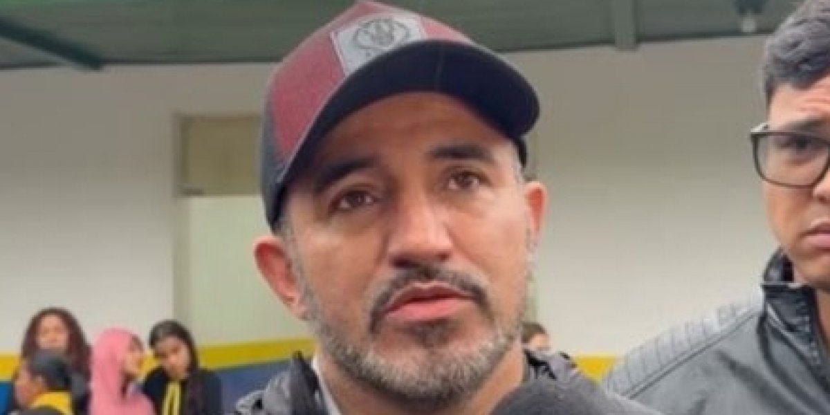 Pai de Ana Luiza dando entrevista