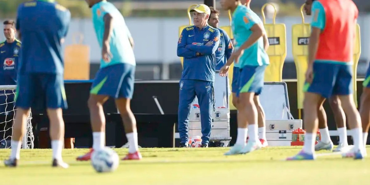 Carlo Ancelotti comandando seu primeiro treino na Seleção