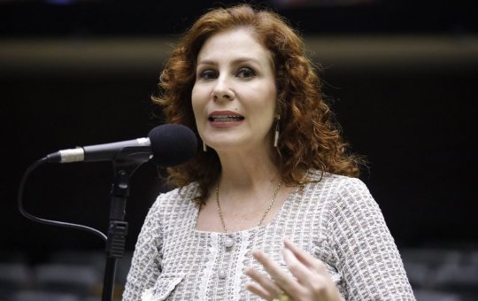 Alexandre de Moraes determina prisão de Carla Zambelli após deputada deixar o Brasil