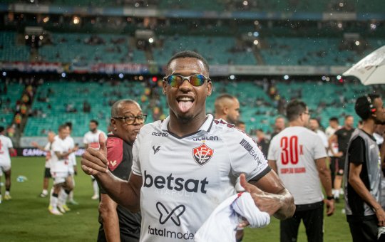 Ex-Vitória se pronuncia após provocar própria torcida