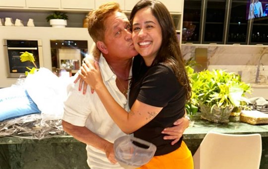 Filha de Leonardo posa ao lado de namorada em festa de filha de Virginia