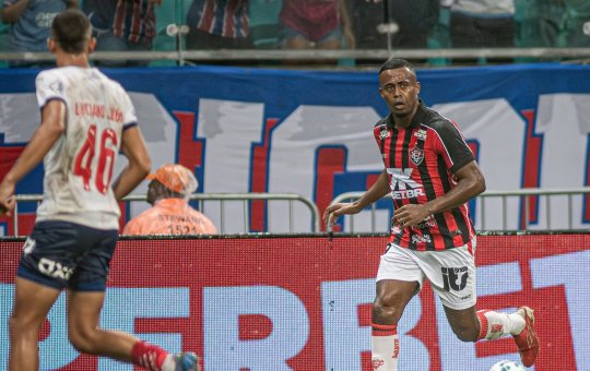 Vitória rescinde com atacante criticado pela torcida