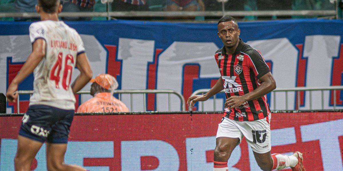 Atacante jogando pelo Vitória