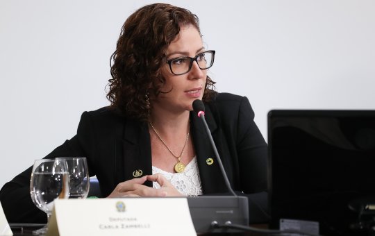 Moraes solicita suspensão dos salários de Carla Zambelli após ordem de prisão
