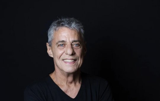 Chico Buarque tem alta médica após cirurgia no crânio