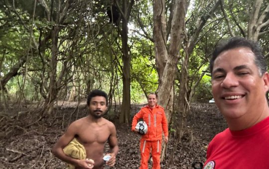 Homem desce de árvore após quase 72 horas de negociação