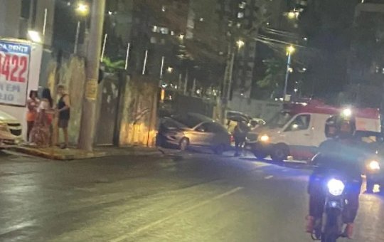 Motorista perde controle e derruba muro no Imbuí