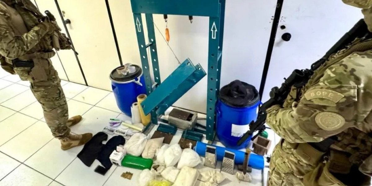 Drogas e equipamentos apreendidos