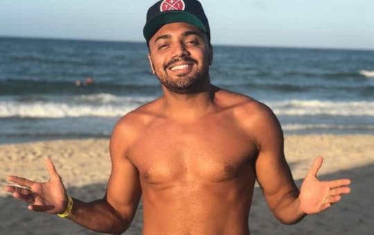 Tirullipa é condenado a indenizar influenciadora por desamarrar biquíni durante Farofa da Gkay