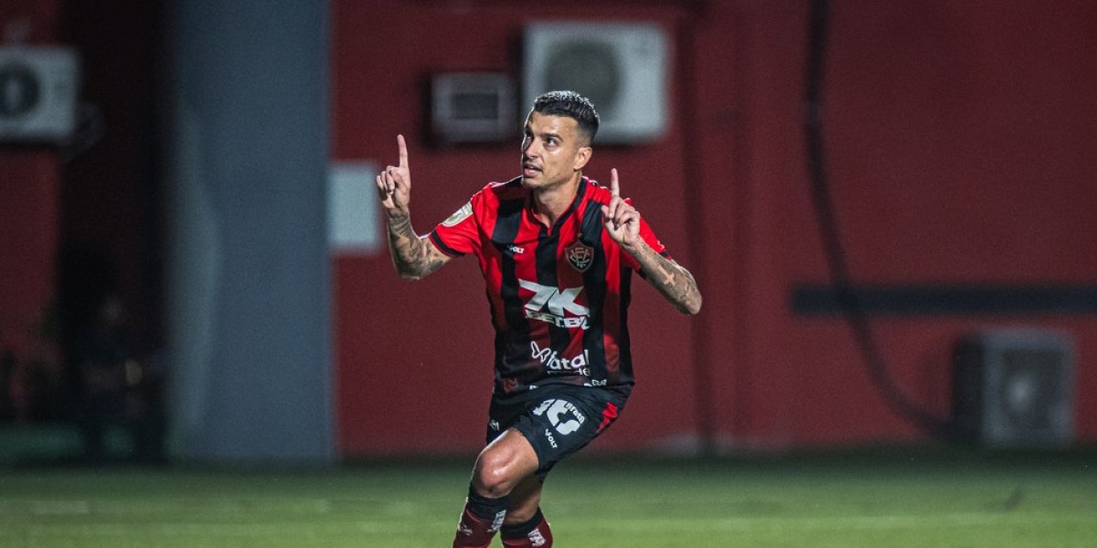 Comemoração de Bruno Xavier após marcar gol contra o Jacobina, pelo Baianão