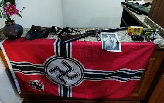 Homem é preso com arsenal ilegal e símbolos nazistas