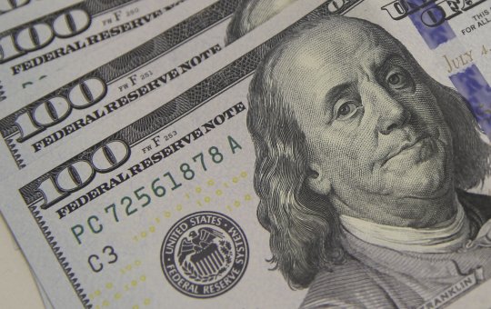 Dólar cai e chega R$ 5,57 e bate menor valor em 8 meses