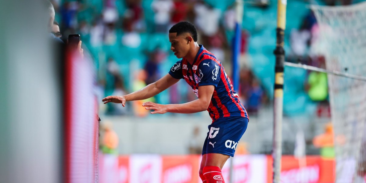 Thiago em comemoração do gol