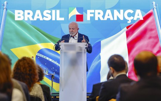 Na França, Lula reage a críticas e justifica gastos com viagens ao exterior