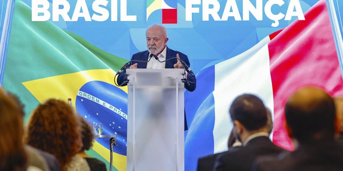 Na França, Lula reage a críticas e justifica gastos com viagens ao exterior