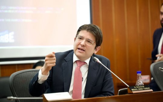 Senador colombiano é atingido por tiros em evento eleitoral e está internado em estado crítico