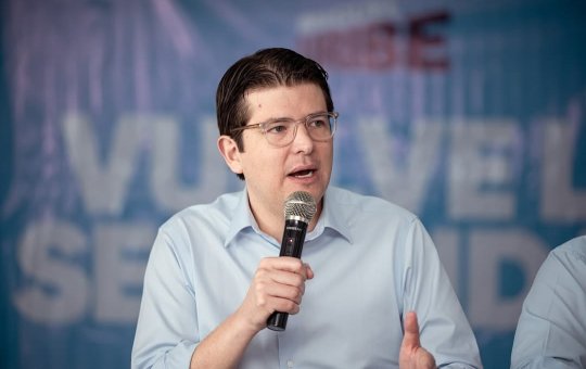 Vídeo mostra momento em que pré-candidato à presidência da Colômbia é atingido por tiros