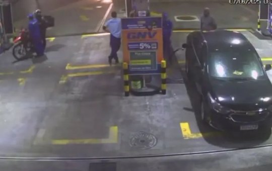 Carro explode em posto de gasolina e deixa um morto e um ferido grave