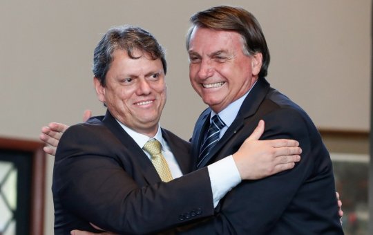 Tarcísio compara atentado contra candidato na Colômbia à facada de Bolsonaro em 2018