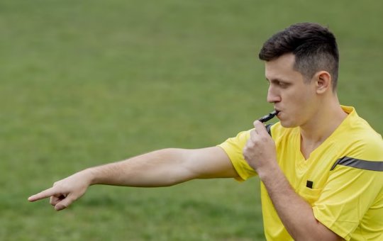 Árbitro agride jogador de base do São Paulo com soco e ‘tempo fecha’