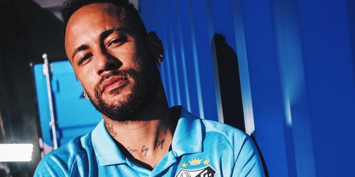Neymar em apresentação da camisa azul