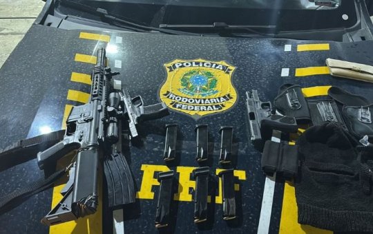 Casal é preso com réplica de fuzil AR-15, pistolas e munições na BR-116, no Rio