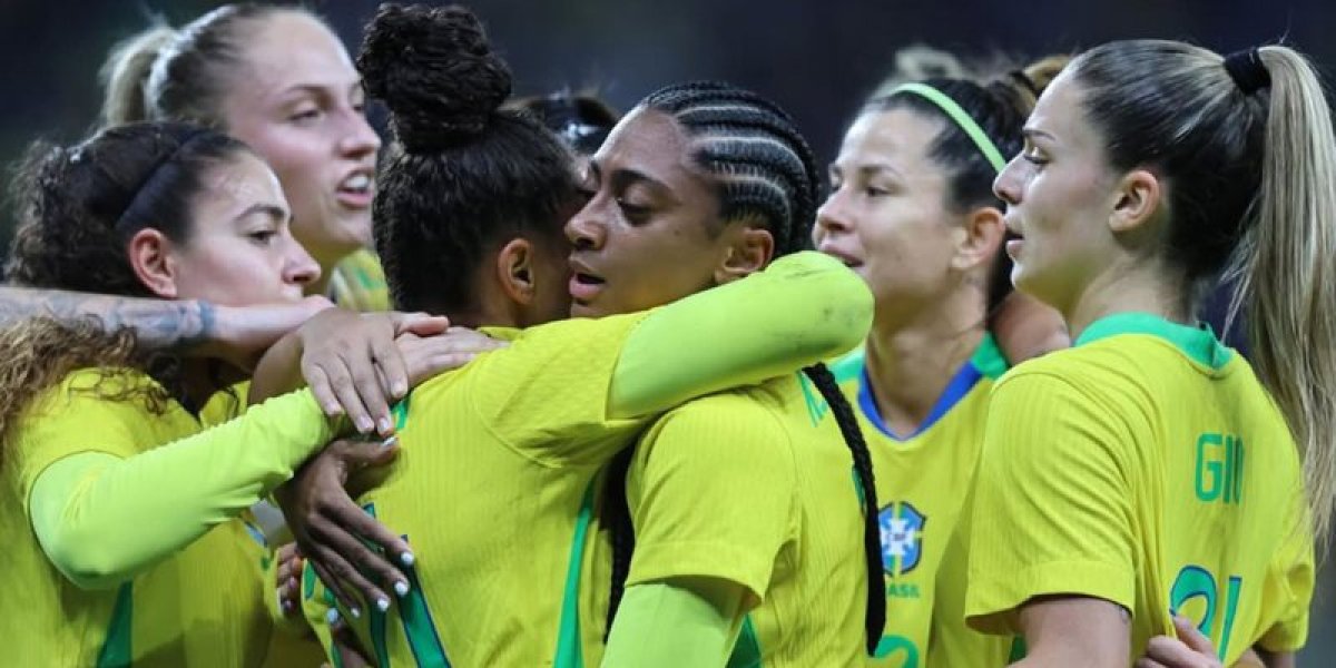 Jogadoras da Seleção se abraçando