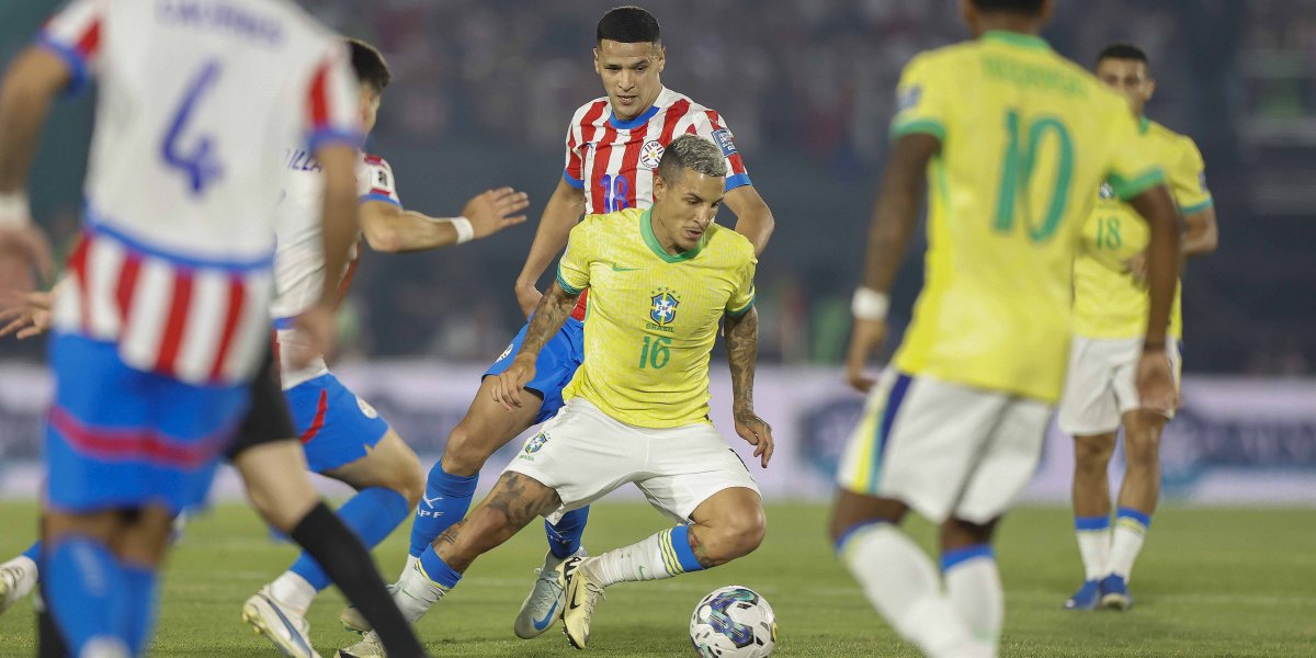 Atletas de Brasil e Paraguai disputando a bola