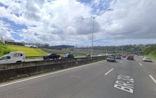 Colisão entre motos e carros deixa feridos e complica trânsito na BR-324, em Salvador