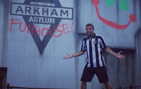 Leo Lins recebe 'kit cadeia' e debocha: 'vou processar'