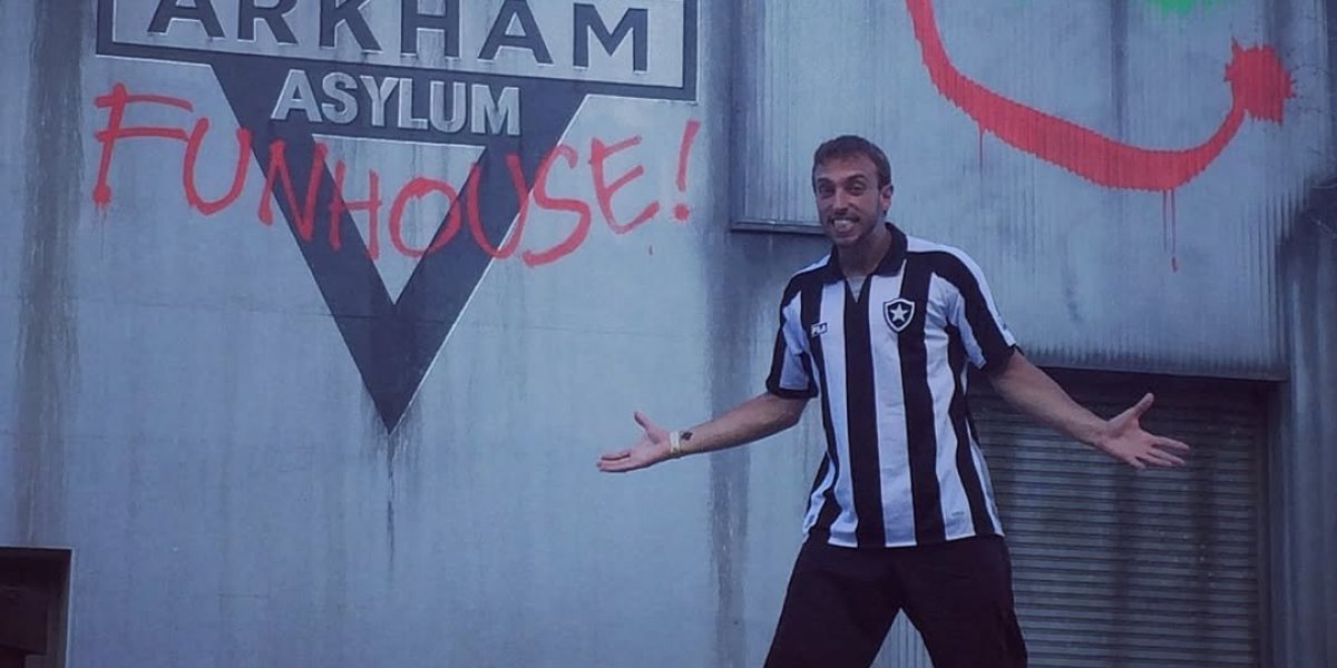 Leo Lins em parque temático do Coringa