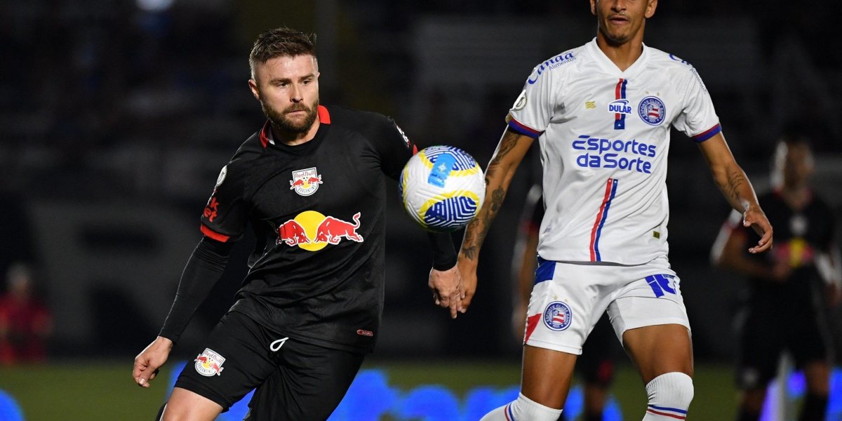 Lance da disputa de Eduardo Sasha (BragantIno) e Luciano Juba (Bahia)