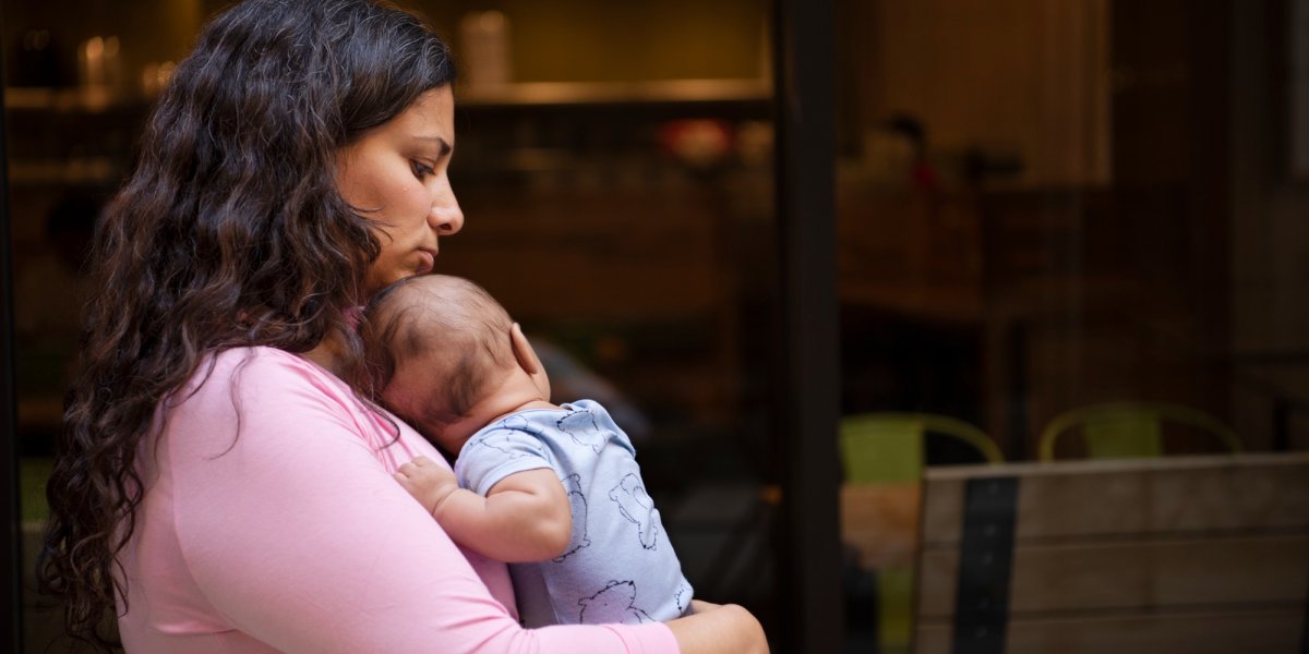 Mulher segurando um bêbe no colo