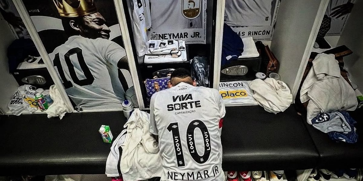 Neymar rezando ao lado do armário de Pelé