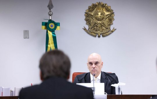 Em tom de brincadeira, Bolsonaro convida Moraes para ser seu vice e ministro do STF responde: 'Declino'