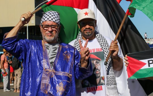Milhares de ativistas marcham para Gaza em protesto contra bloqueio de Israel