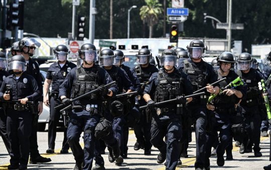 Em meio a protestos, prefeita de Los Angeles decreta toque de recolher no centro da cidade
