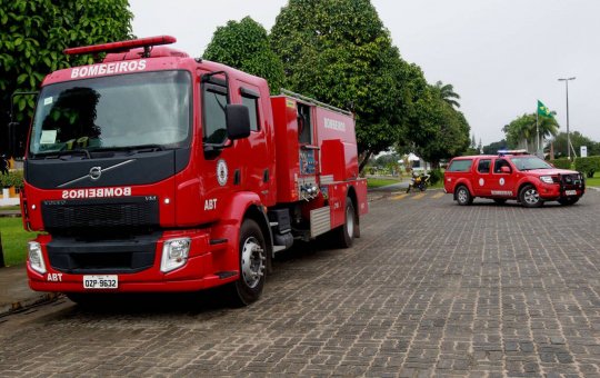 Incêndio atinge apartamento em Salvador e casal tenta escapar com filho pela janela