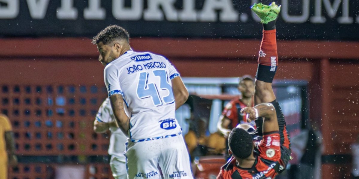 Gol de Alerrando de bicicleta, em último confronto entre os clubes