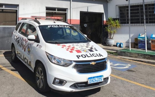 Filha de 6 anos liga para Polícia após pai bater na mãe: 'Ela tá pingando sangue'