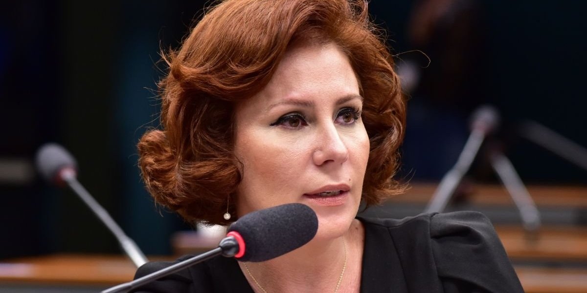 Moraes formaliza pedido de extradição de Carla Zambelli, considerada foragida