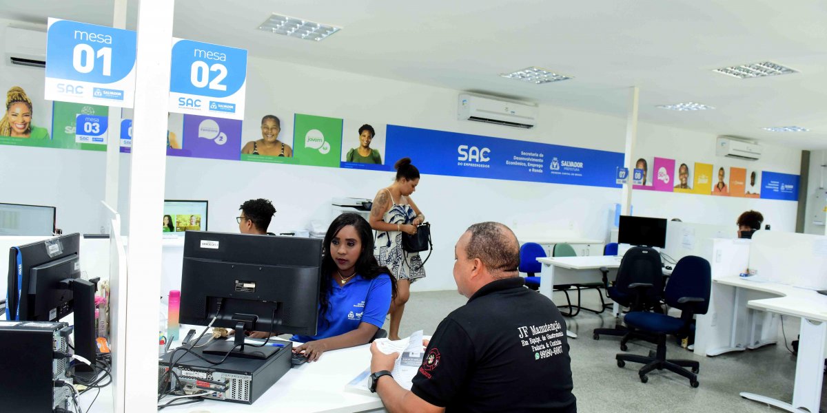 Imagem de funcionários do SAC realizando atendimento